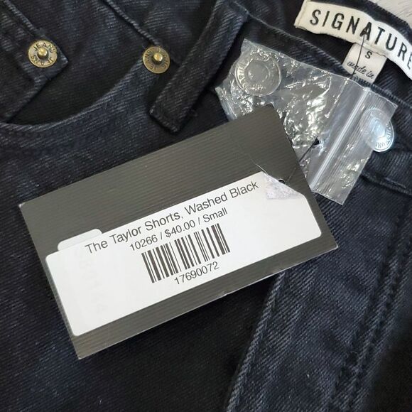 Signature 8 Black, The Taylor Distressed Cut Off Jean Shorts Size Small, NWT ✨️ - Picture 3 of 5